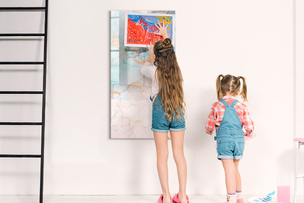 Decoratief glazen wandbord beschrijfbaar en magnetisch Een kleurrijk bord voor het presenteren van foto's