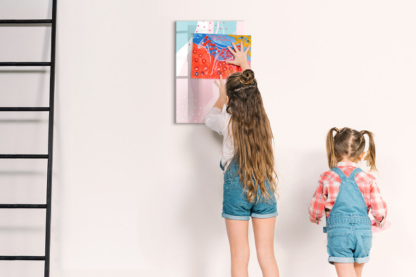 Decoratief glazen wandbord beschrijfbaar en magnetisch Een kleurrijk prikbord voor foto's en notities