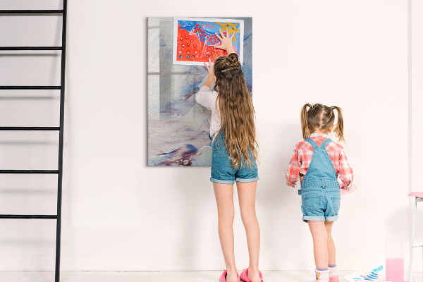 Decoratief glazen wandbord beschrijfbaar en magnetisch Een creatieve ruimte voor herinneringen en notities