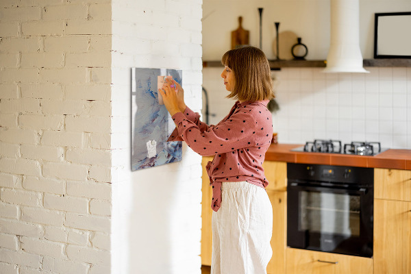 Decoratief glazen wandbord beschrijfbaar en magnetisch Een creatieve ruimte voor herinneringen en notities