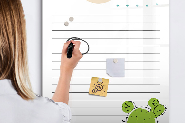 Decoratief glazen wandbord beschrijfbaar en magnetisch Een takenlijst met een creatieve twist