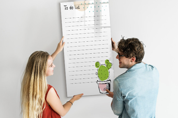 Decoratief glazen wandbord beschrijfbaar en magnetisch Een takenlijst met een creatieve twist