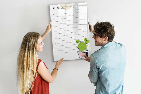 Decoratief glazen wandbord beschrijfbaar en magnetisch Een takenlijst met een creatieve twist