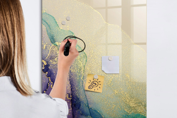 Decoratief glazen wandbord beschrijfbaar en magnetisch Kleurrijke herinneringen op een kurkbord.