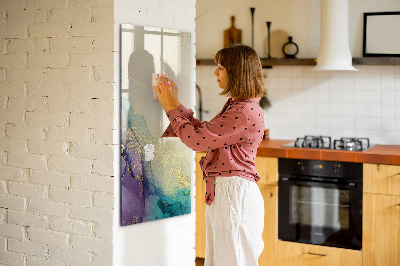 Decoratief glazen wandbord beschrijfbaar en magnetisch Kleurrijke herinneringen op een kurkbord.
