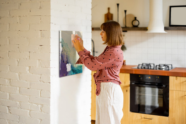 Decoratief glazen wandbord beschrijfbaar en magnetisch Kleurrijke herinneringen op een kurkbord.