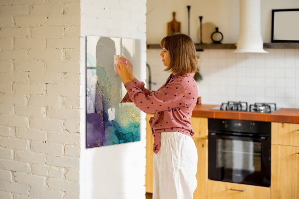 Decoratief glazen wandbord beschrijfbaar en magnetisch Kleurrijke herinneringen op een kurkbord.