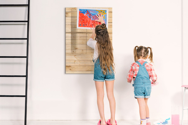 Decoratief glazen wandbord beschrijfbaar en magnetisch Notitiebord op een houten achtergrond