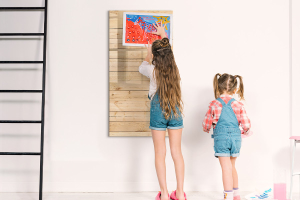 Decoratief glazen wandbord beschrijfbaar en magnetisch Notitiebord op een houten achtergrond