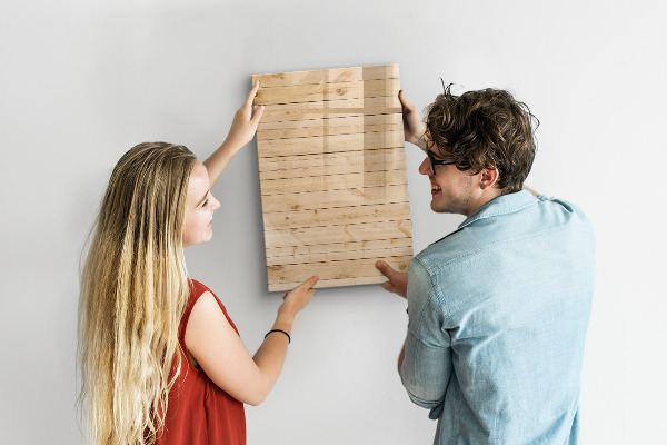 Decoratief glazen wandbord beschrijfbaar en magnetisch Notitiebord op een houten achtergrond