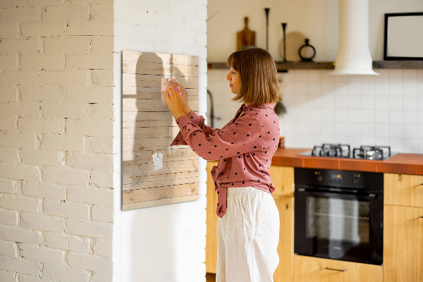 Decoratief glazen wandbord beschrijfbaar en magnetisch Notitiebord op een houten achtergrond