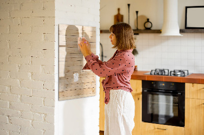 Decoratief glazen wandbord beschrijfbaar en magnetisch Notitiebord op een houten achtergrond