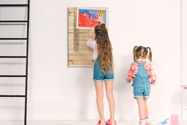 Decoratief glazen wandbord beschrijfbaar en magnetisch Notitiebord op een houten achtergrond