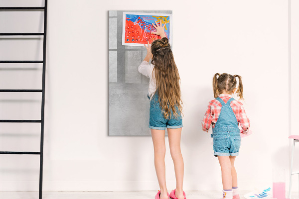 Decoratief glazen wandbord beschrijfbaar en magnetisch Een ruimte voor het delen van herinneringen en notities.