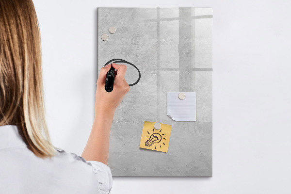 Decoratief glazen wandbord beschrijfbaar en magnetisch Een ruimte voor het delen van herinneringen en notities.