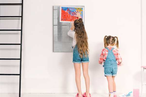Decoratief glazen wandbord beschrijfbaar en magnetisch Een ruimte voor het delen van herinneringen en notities.