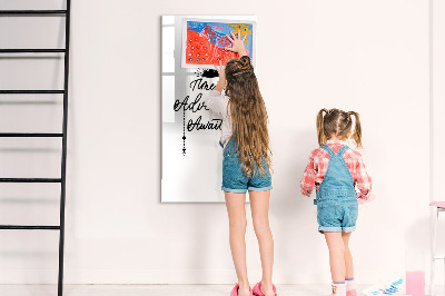 Decoratief glazen wandbord beschrijfbaar en magnetisch Een creatieve ruimte voor herinneringen en foto's