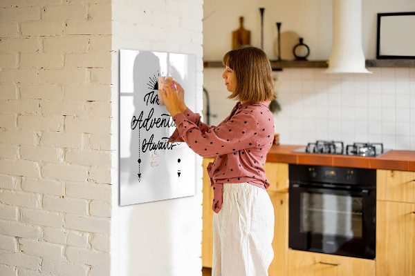 Decoratief glazen wandbord beschrijfbaar en magnetisch Een creatieve ruimte voor herinneringen en foto's
