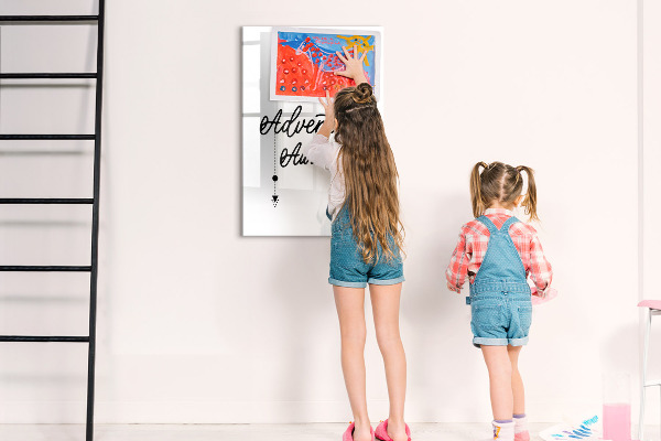 Decoratief glazen wandbord beschrijfbaar en magnetisch Een creatieve ruimte voor herinneringen en foto's