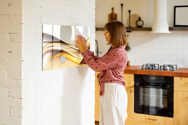 Decoratief glazen wandbord beschrijfbaar en magnetisch Een moderne ruimte voor het presenteren van foto's