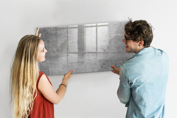 Decoratief glazen wandbord beschrijfbaar en magnetisch Een modern prikbord voor het ophangen van foto's.