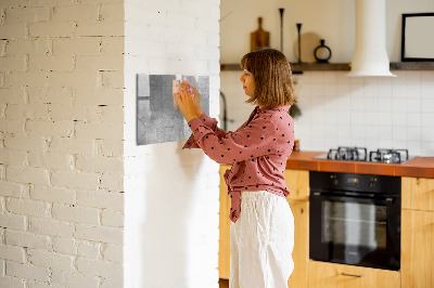 Decoratief glazen wandbord beschrijfbaar en magnetisch Een modern prikbord voor het ophangen van foto's.