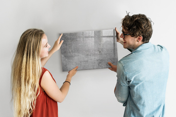 Decoratief glazen wandbord beschrijfbaar en magnetisch Een modern prikbord voor het ophangen van foto's.