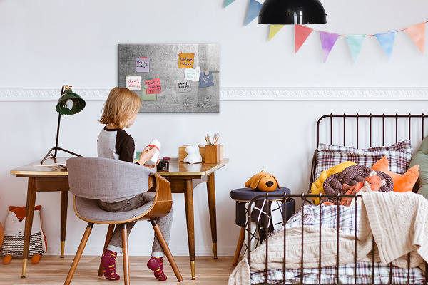 Decoratief glazen wandbord beschrijfbaar en magnetisch Een modern prikbord voor het ophangen van foto's.