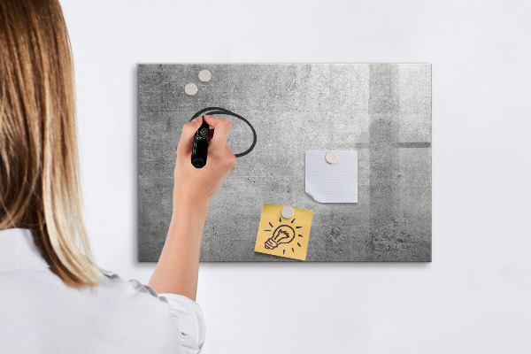 Decoratief glazen wandbord beschrijfbaar en magnetisch Een modern prikbord voor het ophangen van foto's.