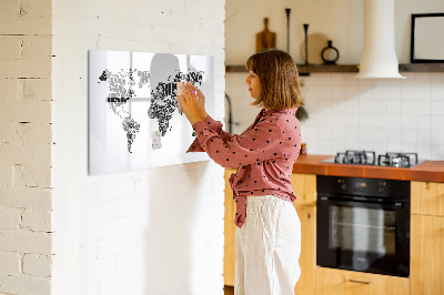 Decoratief glazen wandbord beschrijfbaar en magnetisch Een wereldkaart met persoonlijke herinneringen.