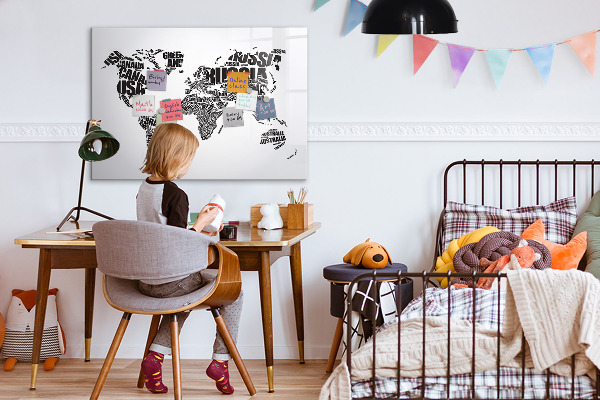 Decoratief glazen wandbord beschrijfbaar en magnetisch Een wereldkaart met persoonlijke herinneringen.