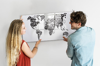 Decoratief glazen wandbord beschrijfbaar en magnetisch Een wereldkaart met persoonlijke herinneringen.