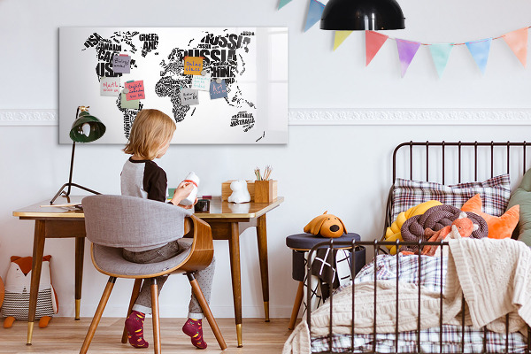 Decoratief glazen wandbord beschrijfbaar en magnetisch Een wereldkaart met persoonlijke herinneringen.