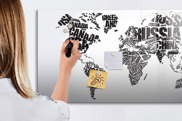 Decoratief glazen wandbord beschrijfbaar en magnetisch Een wereldkaart met persoonlijke herinneringen.