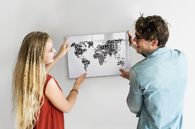 Decoratief glazen wandbord beschrijfbaar en magnetisch Een wereldkaart met persoonlijke herinneringen.
