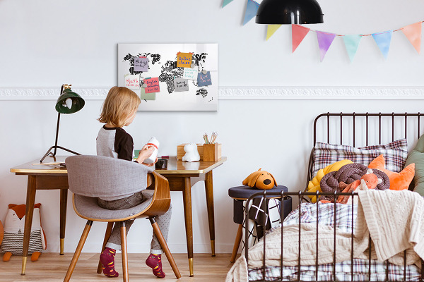 Decoratief glazen wandbord beschrijfbaar en magnetisch Een wereldkaart met persoonlijke herinneringen.