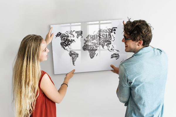 Decoratief glazen wandbord beschrijfbaar en magnetisch Een wereldkaart met persoonlijke herinneringen.