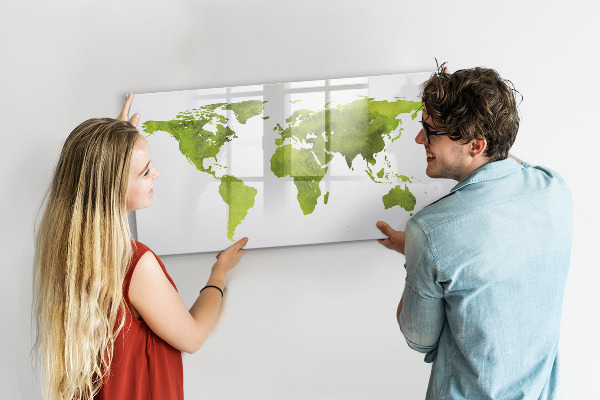 Decoratief glazen wandbord beschrijfbaar en magnetisch Wereldkaart met fotolocaties