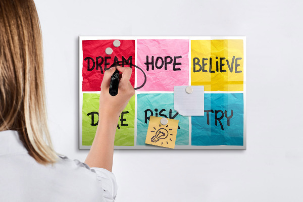 Memobord van glas met print inclusief neodymium magneten Inspirerende slogans voor actie en dromen.