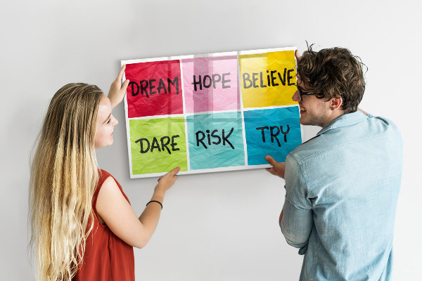 Memobord van glas met print inclusief neodymium magneten Inspirerende slogans voor actie en dromen.