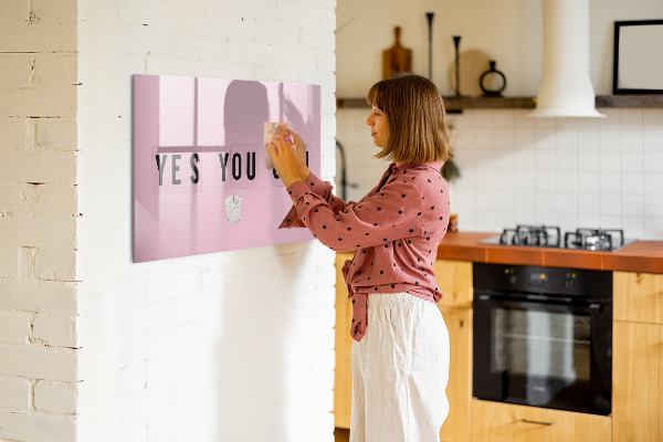 Decoratief glazen wandbord beschrijfbaar en magnetisch Een inspirerende ruimte voor zelfexpressie.