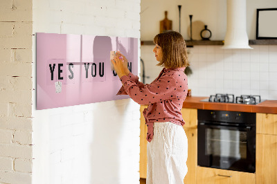 Decoratief glazen wandbord beschrijfbaar en magnetisch Een inspirerende ruimte voor zelfexpressie.