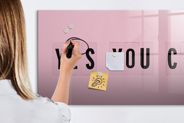 Decoratief glazen wandbord beschrijfbaar en magnetisch Een inspirerende ruimte voor zelfexpressie.