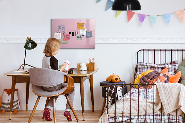 Decoratief glazen wandbord beschrijfbaar en magnetisch Een inspirerende ruimte voor zelfexpressie.