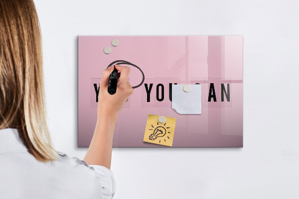 Decoratief glazen wandbord beschrijfbaar en magnetisch Een inspirerende ruimte voor zelfexpressie.