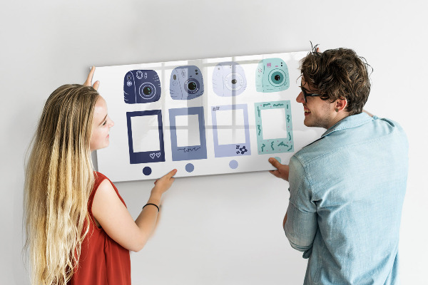 Decoratief glazen wandbord beschrijfbaar en magnetisch Een creatieve plek voor herinneringen en foto's