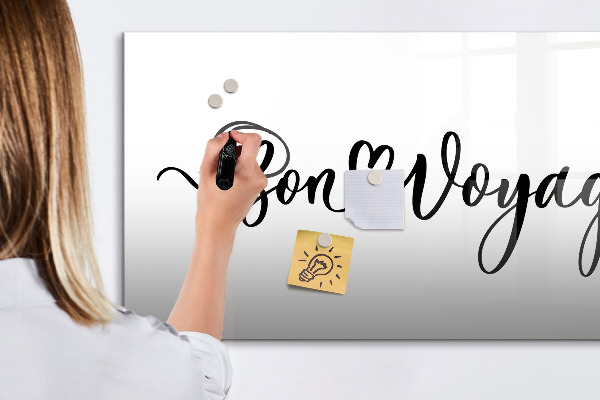 Decoratief glazen wandbord beschrijfbaar en magnetisch Een creatieve ruimte voor herinneringen en foto's