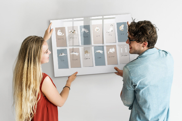 Decoratief glazen wandbord beschrijfbaar en magnetisch Een creatieve kalender voor elk seizoen.