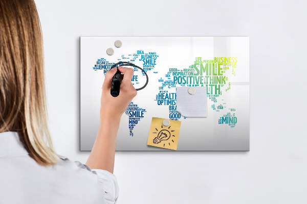 Decoratief glazen wandbord beschrijfbaar en magnetisch Een wereld vol ideeën en positiviteit.