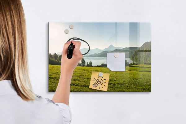 Decoratief glazen wandbord beschrijfbaar en magnetisch Een creatieve ruimte om je herinneringen tentoon te stellen.